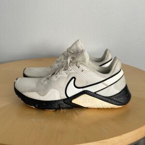 Women’s athletic shoes, size 7 1/2. In good shape
